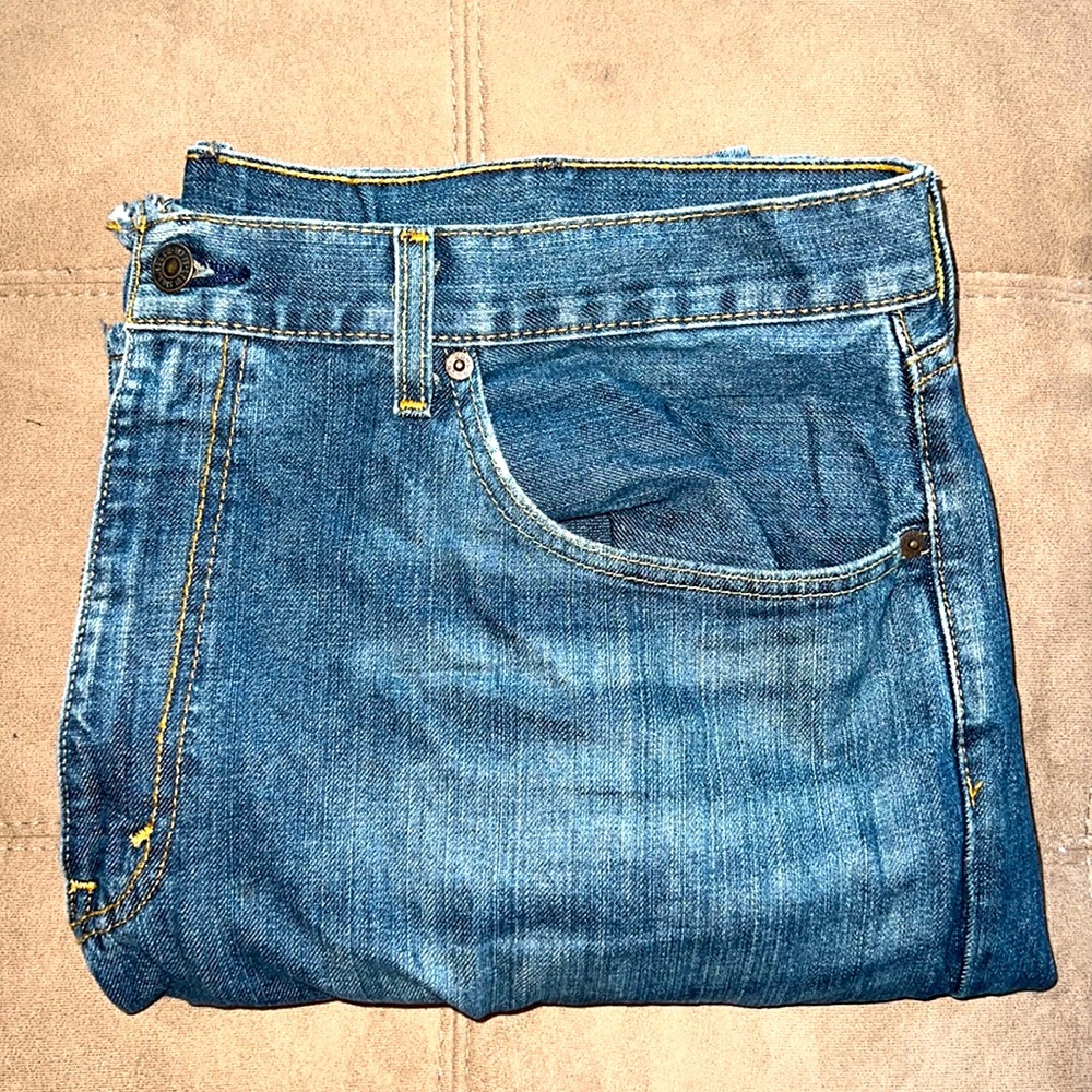 Men’s Levi “relaxed fit 559” blue jeans (size 38x34)